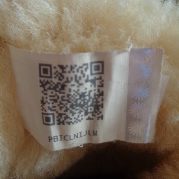 UGG TALL BUTTON BOOTS - GUC - SIZE 8 - Picture 5 of 7